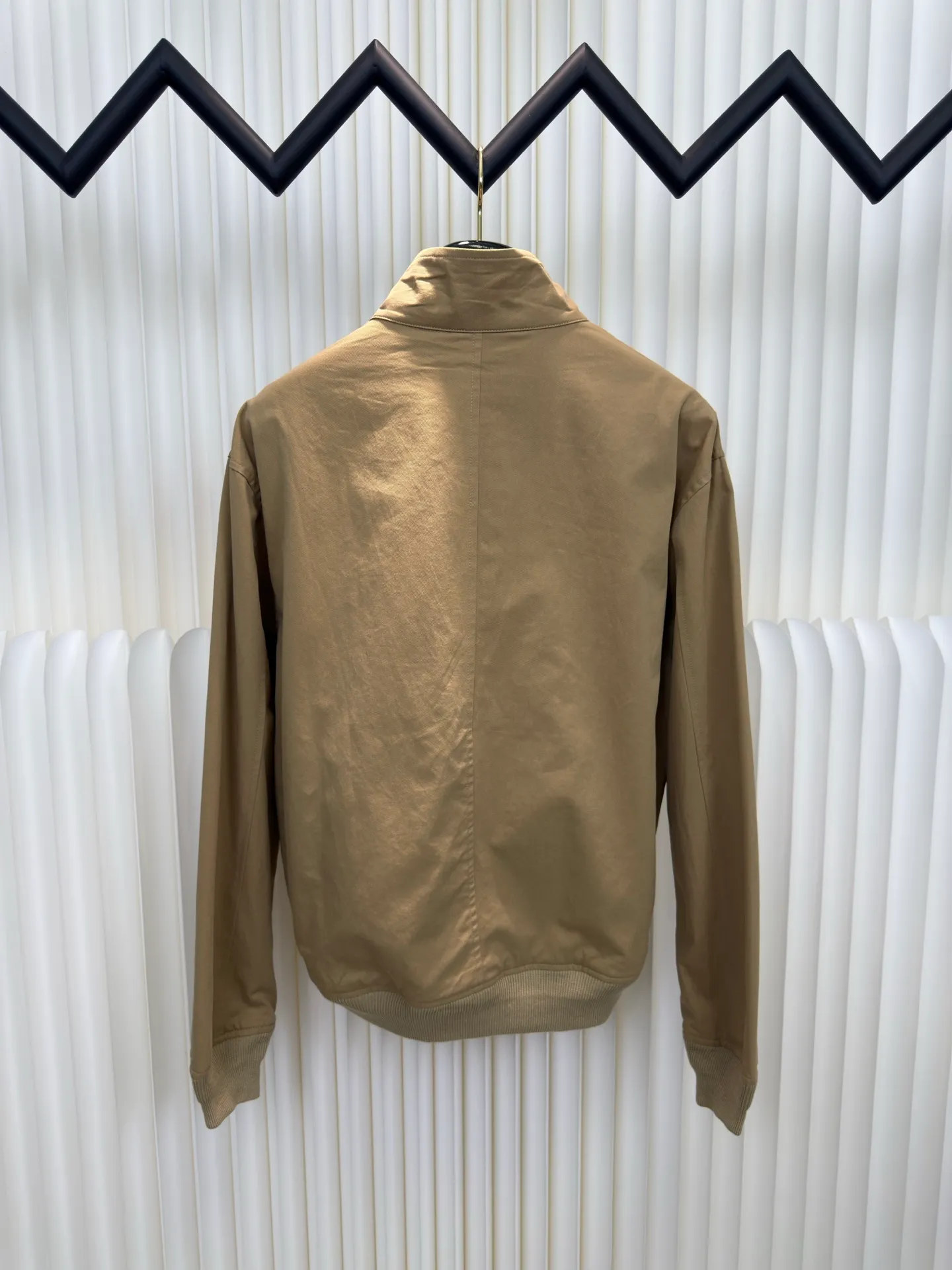 P560 Ralph Lauren embroidered zipper jacket, custom-made fine cotton twill elegant fabric, with khaki as the background color, and exquisite pony logo embellishment, with an atmosphere of freedom and vitality, injecting the soul charm of the brand.  Using imported machine embroidery technology, advanced computer control systems and precision mechanical components are used to achieve the iconic pony embroidery operation.  The template machine opens the bag, and the preset template guides the position, shape and size of the bag. The accuracy ensures the quality of the bag opening effect. Infrared positioning cutting machine. The infrared transmitter and infrared receiver are used to achieve precise positioning of the material, and the accuracy can reach the micron level, thereby meeting the effect of high-precision cutting of plaid alignment. Size: s m l xl